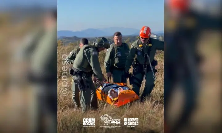 Helicóptero Águia PM resgata motociclista ferido em trilha de difícil acesso em Campos do Jordão