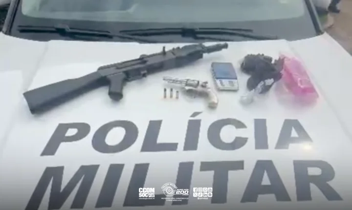 Homem agride companheira e é preso pela PM com arma e drogas