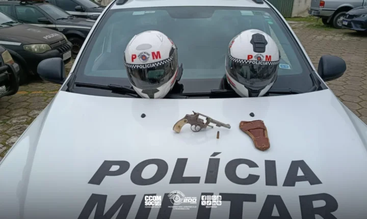 Homem é preso por porte ilegal de arma de fogo após denúncia em Caçapava
