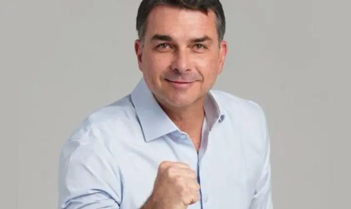 Homem faz ameaça de facada a Flávio Bolsonaro nas redes e é levado para depor