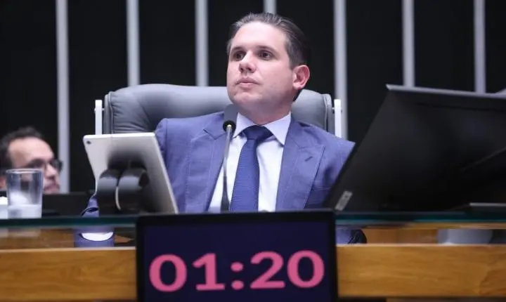 Hugo Motta celebra aprovação do fim da escala 6x1 pelo Senado Federal