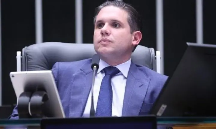 Hugo motta celebra votação do novo teto do mei na câmara dos deputados