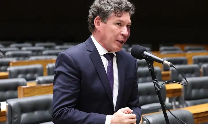 Hugo Motta escala comissão que vai analisar o fim da taxa das blusinhas