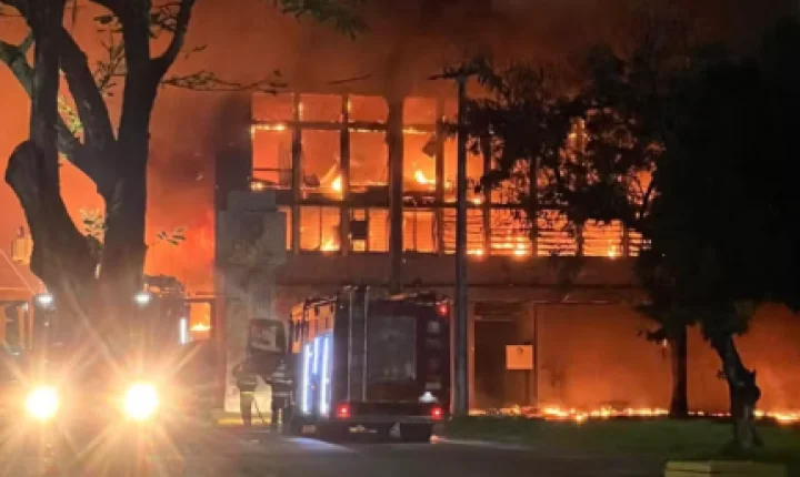 Incêndio de grandes proporções destrói prédio de laboratórios da UFPE; é o 3º caso em uma semana