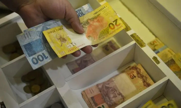 Inflação para correção de salários atinge 4,11% em 12 meses