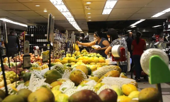INPC acumula 4,29% em 12 meses e impacta reajuste de salários no país