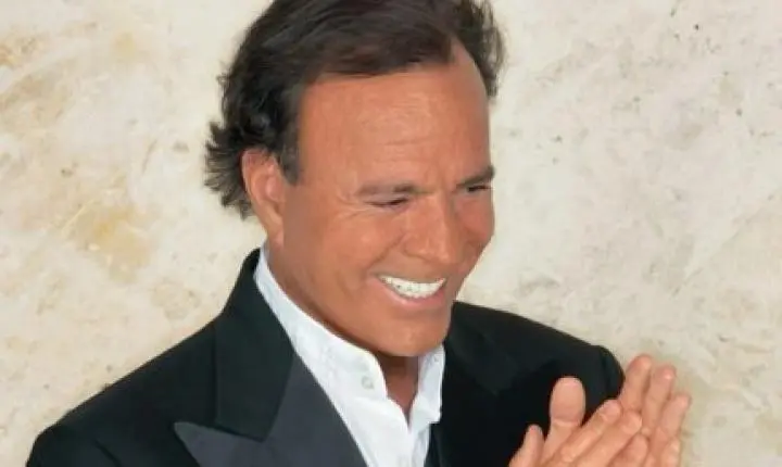 Julio Iglesias volta a ser denunciado por agressão sexual na Espanha
