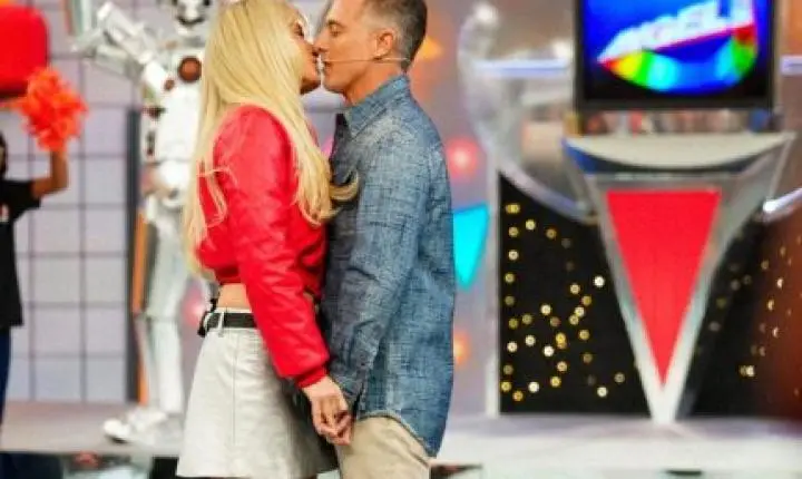 Luciano Huck faz declaração apaixonada para Angélica ao vivo: “Jamais sairia do seu lado”