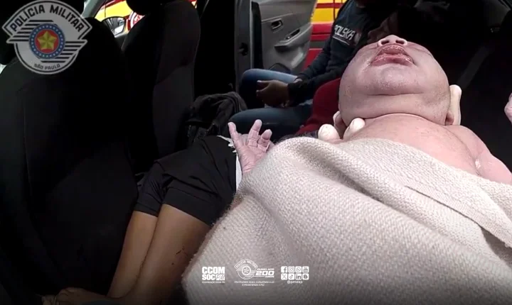 Mãe boliviana dá à luz em carro de aplicativo e policiais socorrem família no Centro de SP