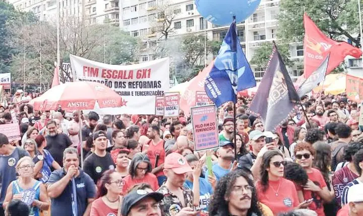 Manifestação em SP exige fim da escala 6x1 e combate ao feminicídio