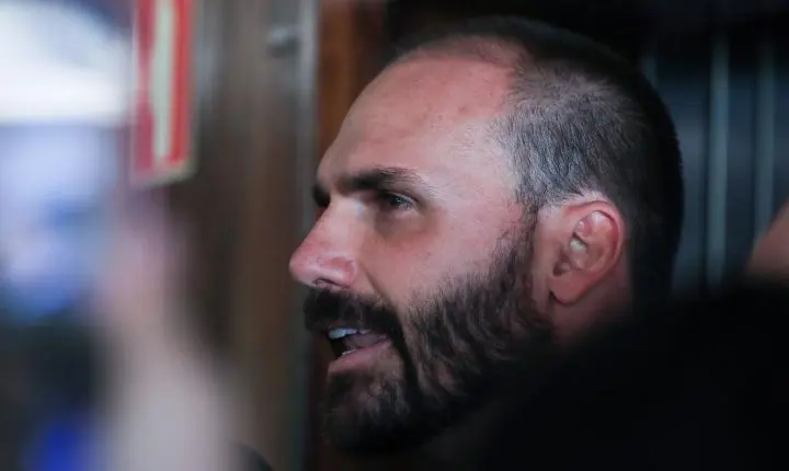 Mendonça solicita vista e paralisa julgamento contra Eduardo Bolsonaro