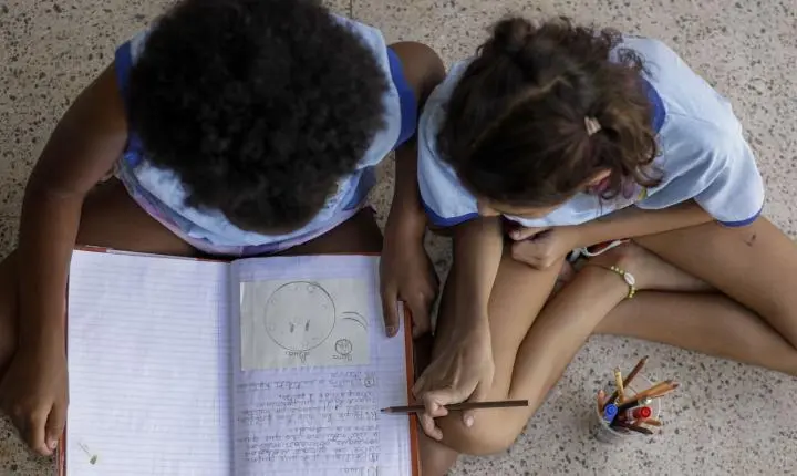 Metade dos estudantes não percebe debate antirracista nas escolas, aponta estudo