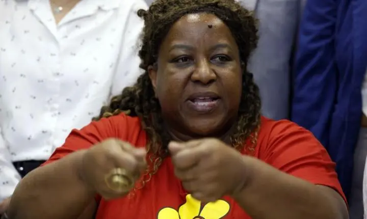 Ministra quer perícia independente após reunião com famílias no Rio