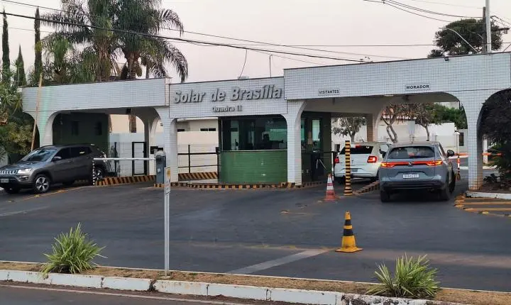 Moraes autoriza saída de Jair Bolsonaro da prisão domiciliar para consulta médica