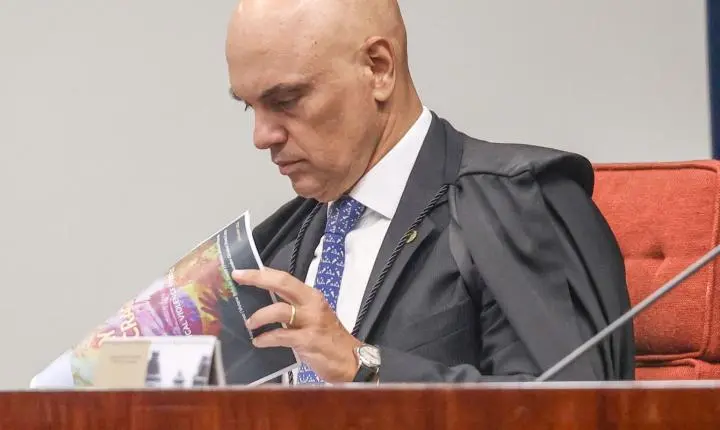 Moraes concede 24 horas para defesa de Bolsonaro explicar arma apreendida em blitz da PMDF