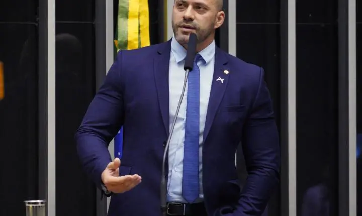 Alexandre de Moraes dá 48 horas para Daniel Silveira explicar vídeo publicado no X