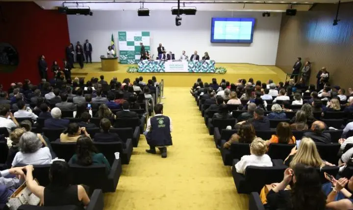 Hugo Motta defende modernização do Estado e valorização de servidores em posse na Câmara dos Deputados
