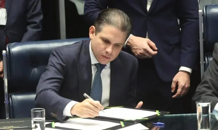 Hugo Motta determina adoção imediata da escala 6x1 na Câmara