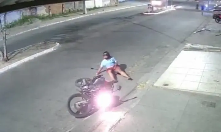 Mulher é atropelada por moto durante ‘grau’ e final impressiona; veja vídeo