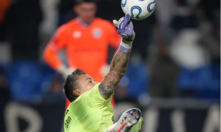 Na ponta do dedo! Imagem mostra defesa de Fábio que classificou Fluminense na Libertadores