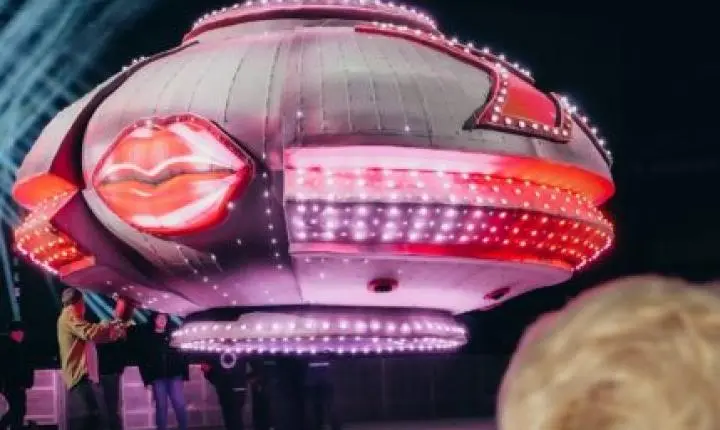 Nave de 400 quilos leva Xuxa sobre a plateia com tecnologia internacional