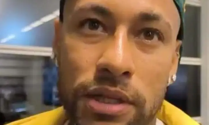 Neymar se irrita após substituição equivocada e expressa frustração: “Sempre comigo”