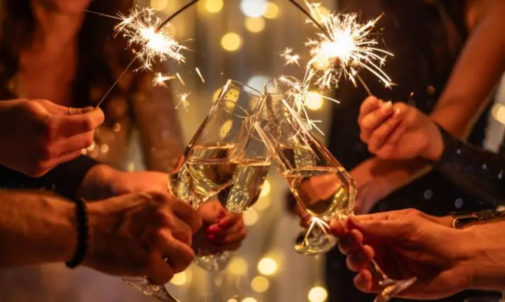 O que vestir na virada para 2026? Numerologia e cromoterapia indicam cor ideal para atrair sorte