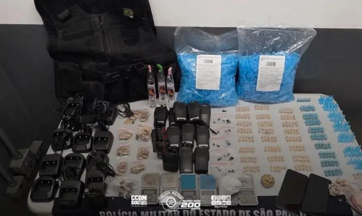 Operação policial apreende drogas e rádios comunicadores no Morro José Menino