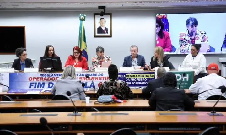 Operadores de telemarketing clamam por regulamentação e melhores condições de trabalho