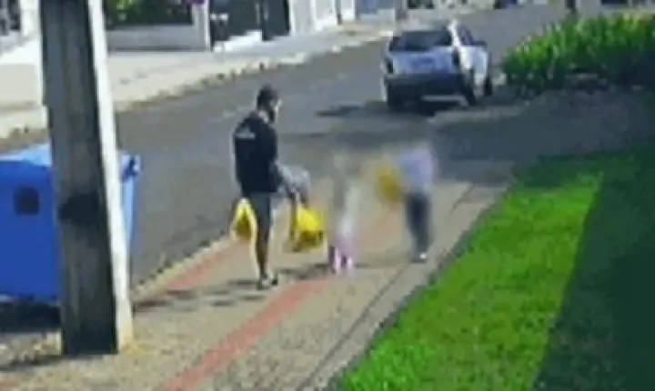 Pai flagrado chutando a filha de 3 anos é preso no Paraná