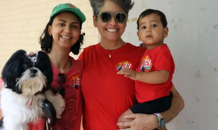 Pais levam filhos para seções eleitorais como incentivo à educação política