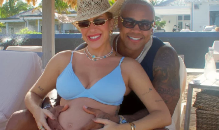 Léo Santana detalha escolha do nome do filho e recorda simulação da gravidez