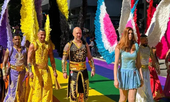 Parada do Orgulho LGBT+ celebra 30 anos com foco no voto e urna gigante na Avenida Paulista