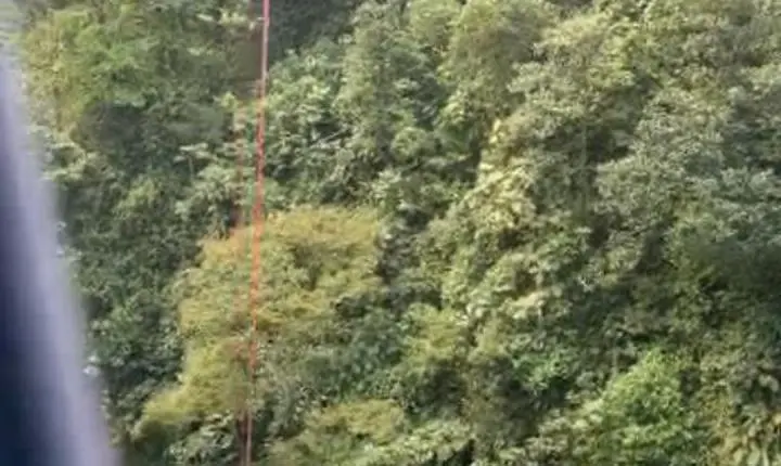 Helicóptero Águia realiza resgate de trilheiros em Paranapiacaba