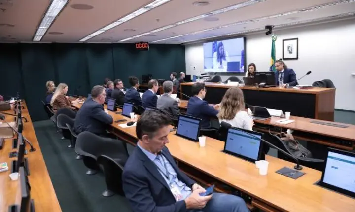 Debatedores defendem ampliação do uso do Fust para conectar escolas à internet