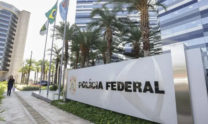 Polícia Federal aponta pai de Vorcaro como líder de 'A turma', milícia pessoal do banqueiro