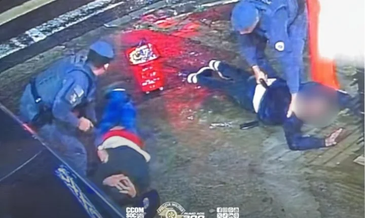 PM prende dois homens após flagrante de roubo a estabelecimento comercial na zona leste de SP