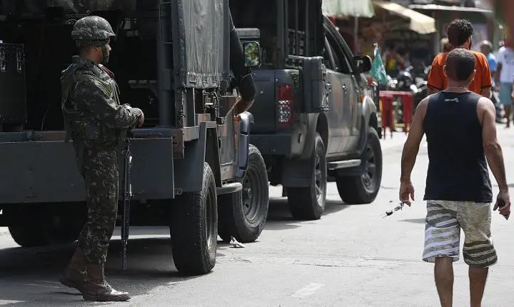 Operação policial cumpre mandados contra o Terceiro Comando Puro no Complexo da Maré