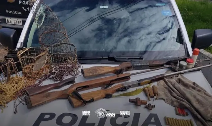 Polícia Ambiental apreende arsenal de caça e penas de ave nativa em Eldorado
