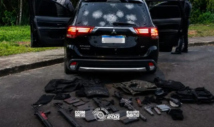 Polícia Militar apreende arsenal de guerra e prende três criminosos após acompanhamento em Indaiatuba.