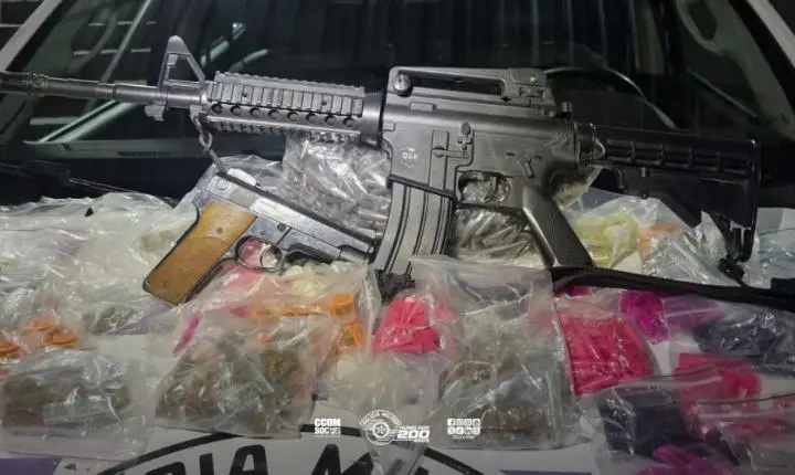 Polícia Militar confisca drogas e réplica de fuzil em São José dos Campos