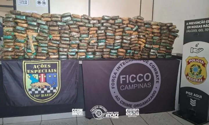 Polícia Militar apreende mais de 236 quilos de pasta-base de cocaína escondidos em colchões em Americana.