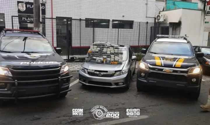 Polícia Militar recupera veículo furtado e apreende mais de 102 quilos de pasta-base de cocaína em Taubaté.