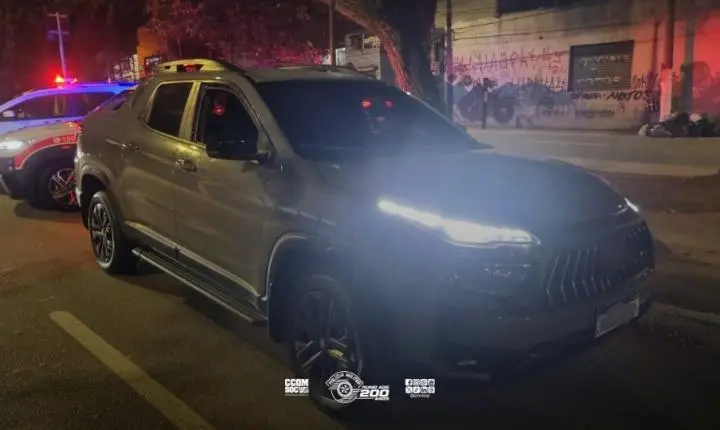 Polícia Militar recupera veículo furtado e prende criminoso após acompanhamento em São Paulo.