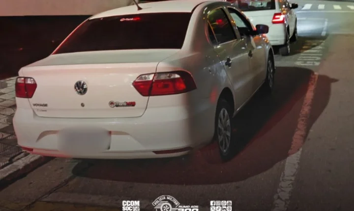 Polícia recupera dois carros furtados após perseguição em Suzano