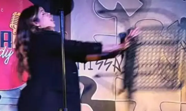 Polícia toma decisão sobre mulher que atacou comediante com uma cadeira em SC