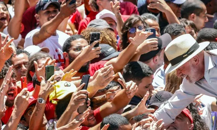 Presidente do TSE telefona para celebrar a reeleição de Lula nas urnas