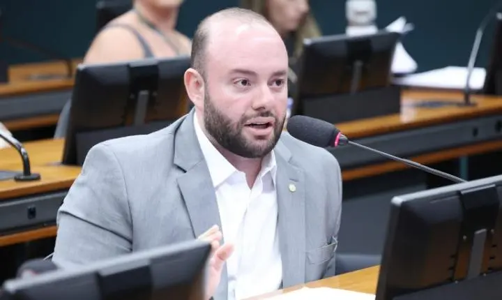 Projeto de lei exige verificação de idade em estabelecimentos de hospedagem para proteger crianças e adolescentes