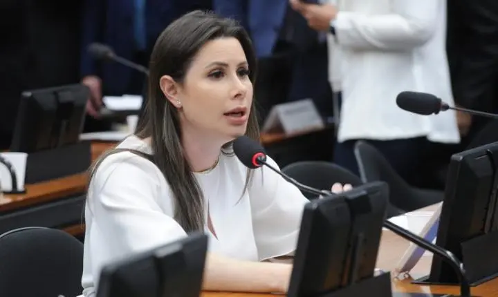 Proposta visa permitir a dedução de despesas com vacinas obrigatórias no Imposto de Renda