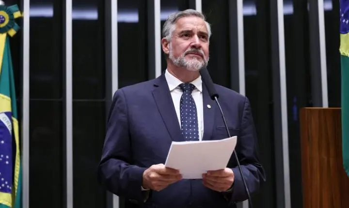 Câmara dos Deputados analisa projeto que proíbe cassinos on-line e mantém apostas esportivas